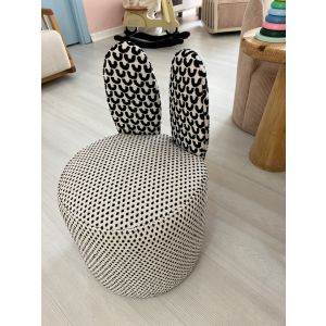 Pouf lapin pour enfant Bunny D39cm Tissu bouclette Motif à pois et demi-cercles Noir et Blanc