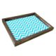 Plateau de table rectangle Caupona 30x40cm Pin massif foncé et Motif Zigzag Bleu clair et Blanc